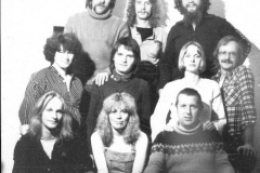 Peter Janssens und Impulse 1974, hintere Reihe: Rolf Eggemann, Martin Gorenz, Frank Fockele, mittlere Reihe: Ed Gröning, Detlev Jöcker, Marianne Schulte, Gerd Geerken, vordere Reihe: Matthias Müller, Gundi Jöcker, Peter Janssens (1974)